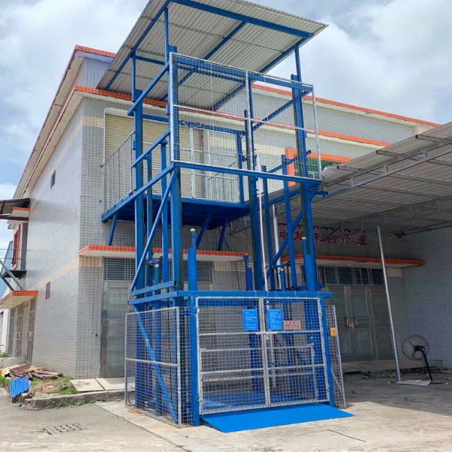 弋阳建材厂室外升降货梯安装